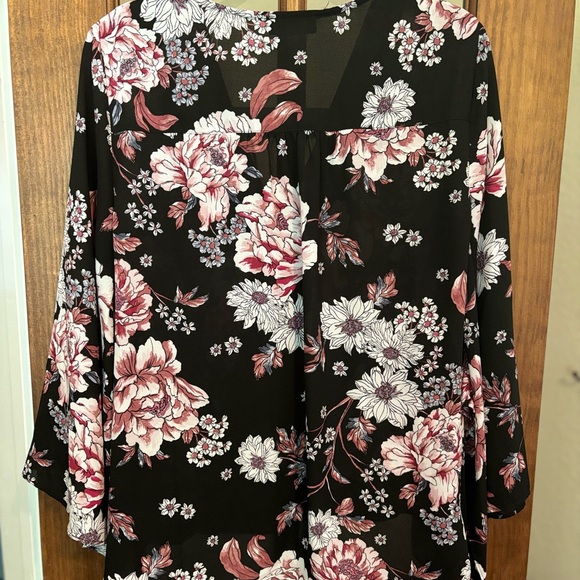 A. Byer Floral Butterfly Top- Size Medium - Picture 5 of 6
